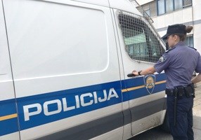 Slika PU_I/vijesti/2017/policijski kombi i policajka2.JPG